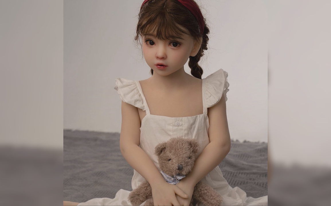 La justicia francesa investiga a Shein por vender muñecas sexuales con apariencia infantil, como esta de 80 cm que sostiene un osito de peluche. Foto: Cortesía.