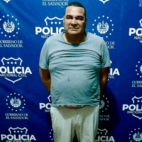 La Policía Nacional Civil (PNC) capturó a Darío Enrique Guzmán Urquilla, de 55 años, en la colonia La Paz, San Francisco Gotera, tras realizar varios disparos al aire en estado de ebriedad. El sujeto fue encontrado manipulando un arma y será procesado por tenencia ilegal y alteración del orden público. Foto: PNCSV.