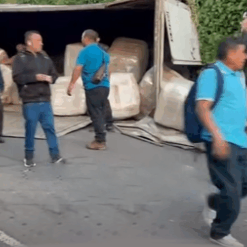 Un camión de carga volcó en la carretera hacia Comasagua, dejando dos personas lesionadas y bloqueando el paso vehicular. El Viceministerio de Transporte (VMT) y Cruz Roja atendieron la emergencia y movilizaron el vehículo. Foto: VMT.