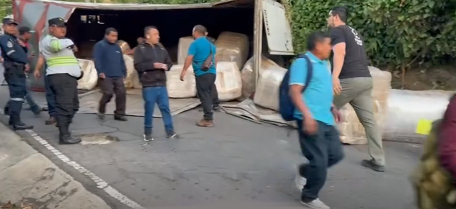 Un camión de carga volcó en la carretera hacia Comasagua, dejando dos personas lesionadas y bloqueando el paso vehicular. El Viceministerio de Transporte (VMT) y Cruz Roja atendieron la emergencia y movilizaron el vehículo. Foto: VMT.