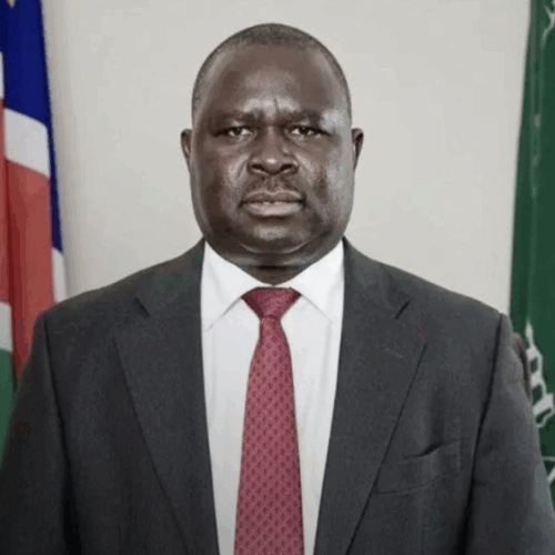 El político Adolf Hitler Uunona logró su quinto mandato consecutivo como representante de Ompundja, Namibia, a pesar del peso histórico de su nombre. Uunona, miembro del partido SWAPO, es reconocido por su trabajo comunitario y lucha contra el apartheid. Foto: Cortesía.