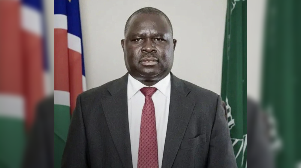 El político Adolf Hitler Uunona logró su quinto mandato consecutivo como representante de Ompundja, Namibia, a pesar del peso histórico de su nombre. Uunona, miembro del partido SWAPO, es reconocido por su trabajo comunitario y lucha contra el apartheid. Foto: Cortesía.