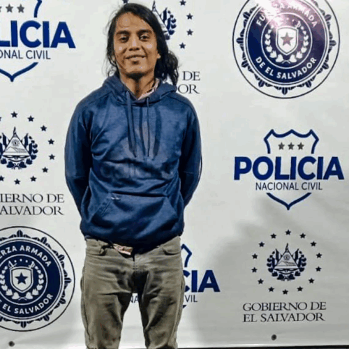 La PNC capturó a Rafael Eduardo Ramírez Albánes, alias "El Limón", en la urbanización El Limón, Soyapango, tras incautarle 3 porciones de marihuana, 2 pipas, $115 en efectivo y un vehículo. Será procesado por posesión y tenencia de drogas. Foto: PNCSV.