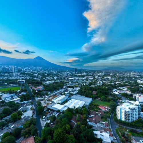 Vista panorámica de la ciudad con cielo parcialmente nublado. Se esperan lluvias y vientos moderados este jueves. Foto: ClimaSV.