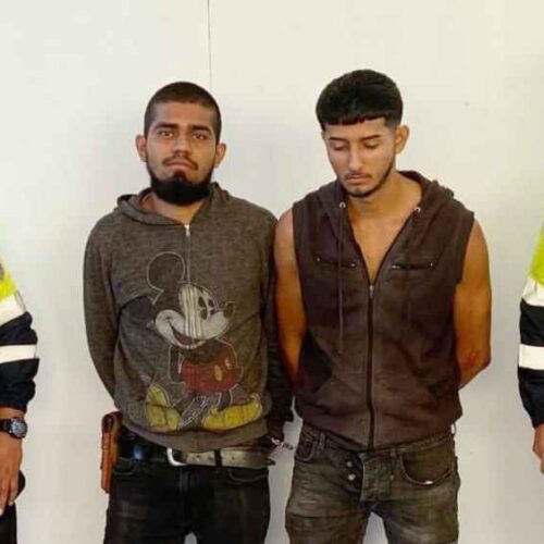 La PNC detuvo a dos jóvenes en Tejutla, Chalatenango, por conducción peligrosa tras chocar ebrios y sin licencia. Uno marcó 127 grados de alcohol. Serán procesados por poner en riesgo la seguridad vial. Foto: PNC