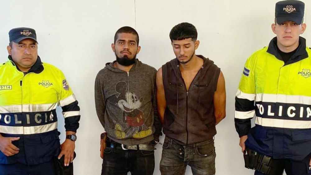 La PNC detuvo a dos jóvenes en Tejutla, Chalatenango, por conducción peligrosa tras chocar ebrios y sin licencia. Uno marcó 127 grados de alcohol. Serán procesados por poner en riesgo la seguridad vial. Foto: PNC