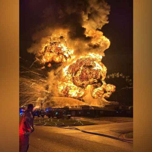 El cielo de Sídney se iluminó tras la poderosa explosión planta de residuos, que generó una columna de fuego y llamas de 150 metros. Cerca de 200 bomberos luchan contra el incendio. Las autoridades investigan las causas del violento estallido. Foto: NSW Ambulance