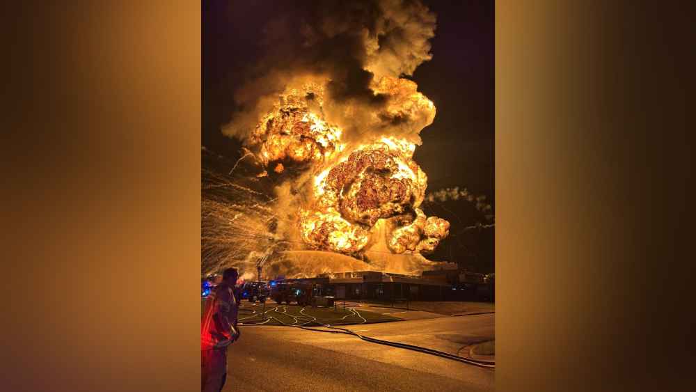 El cielo de Sídney se iluminó tras la poderosa explosión planta de residuos, que generó una columna de fuego y llamas de 150 metros. Cerca de 200 bomberos luchan contra el incendio. Las autoridades investigan las causas del violento estallido. Foto: NSW Ambulance