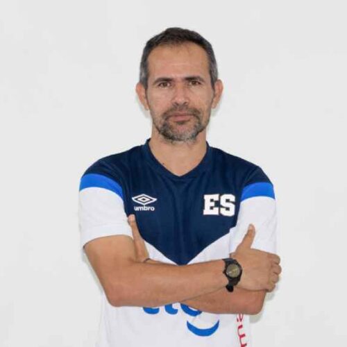 La FESFUT confirmó la salida de Juan Carlos Serrano como entrenador de la Selección Sub-17 y nombró a Eduardo Lara para asumir el cargo de forma interina, buscando fortalecer el proceso tras recientes resultados adversos en la categoría juvenil. Foto: FESFUT / @fesfut_sv