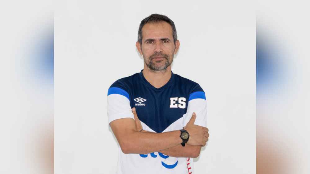 La FESFUT confirmó la salida de Juan Carlos Serrano como entrenador de la Selección Sub-17 y nombró a Eduardo Lara para asumir el cargo de forma interina, buscando fortalecer el proceso tras recientes resultados adversos en la categoría juvenil. Foto: FESFUT / @fesfut_sv