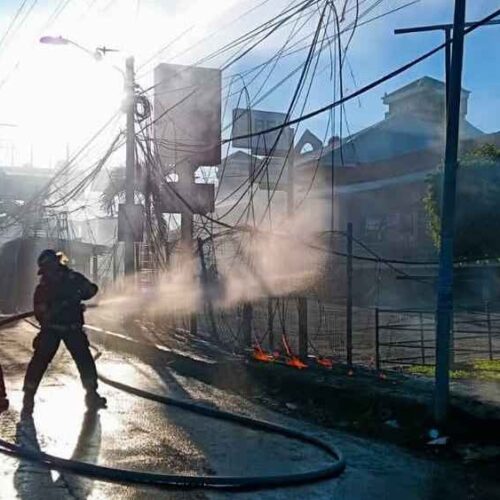 El reporte ciudadano en plataformas digitales aceleró la respuesta de BomberosSV ante un incendio de cables generado por un cortocircuito en Soyapango. No se reportaron heridos, solo daños materiales en la infraestructura eléctrica. Foto: Bomberos de El Salvador