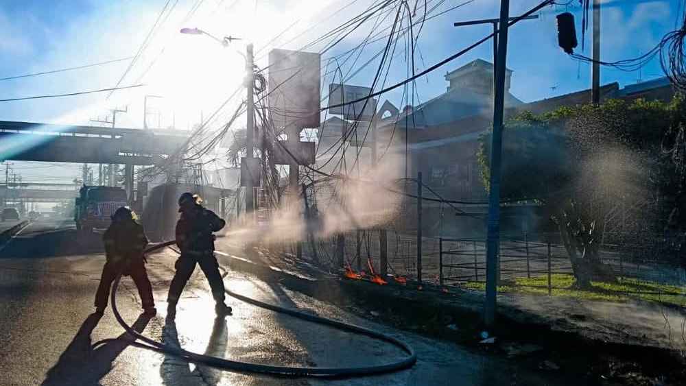 El reporte ciudadano en plataformas digitales aceleró la respuesta de BomberosSV ante un incendio de cables generado por un cortocircuito en Soyapango. No se reportaron heridos, solo daños materiales en la infraestructura eléctrica. Foto: Bomberos de El Salvador