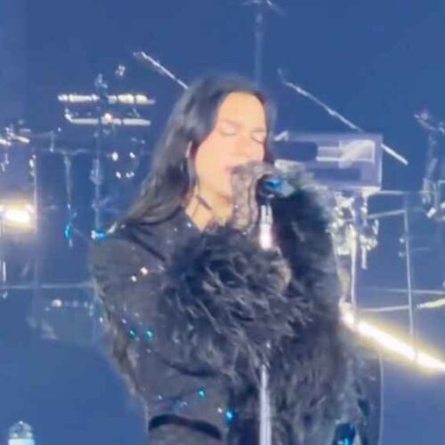 Dua Lipa interpreta "Antología" de Shakira en el Estadio El Campín de Bogotá, un emotivo homenaje que hizo a la colombiana recordar sus inicios. Captura de pantalla X