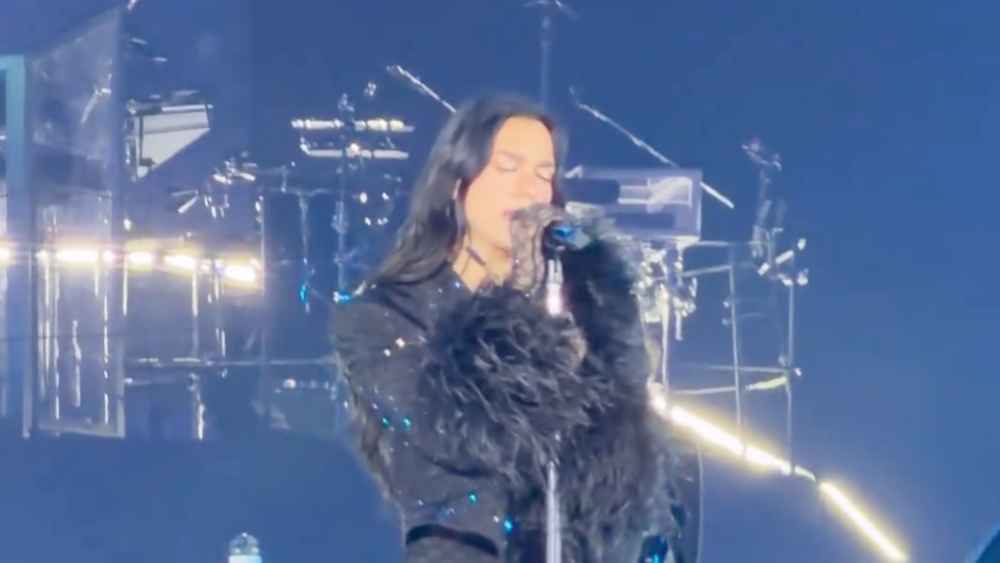 Dua Lipa interpreta "Antología" de Shakira en el Estadio El Campín de Bogotá, un emotivo homenaje que hizo a la colombiana recordar sus inicios. Captura de pantalla X