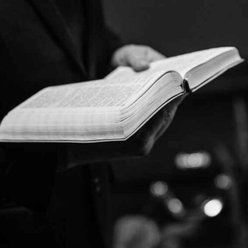 Con Biblia en mano, un grupo de evangélicos tuvo una inusual presencia en el Carnaval San Miguel 2025. Te revelamos la razón detrás de su jornada de fe en medio de la celebración. Un clickbait honesto y sorprendente. Foto: Pavel Danilyuk / Pexels