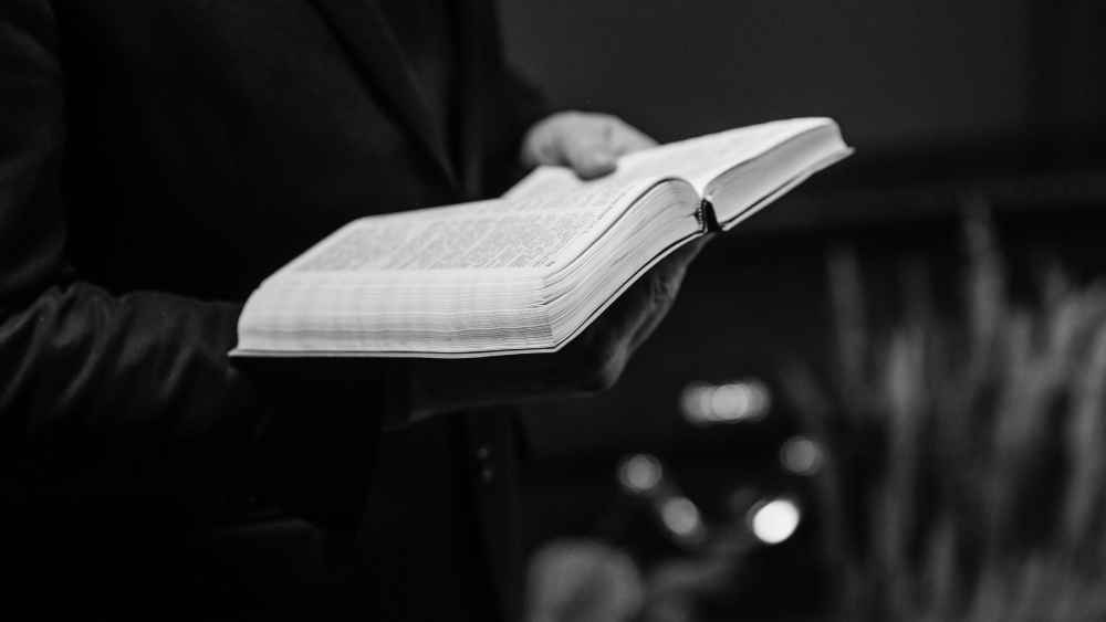 Con Biblia en mano, un grupo de evangélicos tuvo una inusual presencia en el Carnaval San Miguel 2025. Te revelamos la razón detrás de su jornada de fe en medio de la celebración. Un clickbait honesto y sorprendente. Foto: Pavel Danilyuk / Pexels