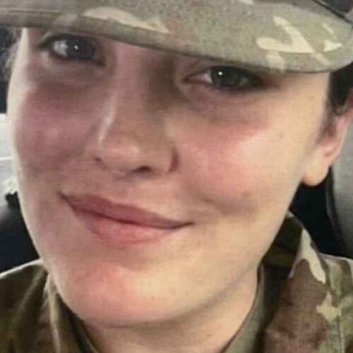 El presidente Donald Trump confirmó la muerte de la especialista Sarah Beckstrom, de la Guardia Nacional, baleada en una emboscada cerca de la Casa Blanca. El atacante fue un inmigrante afgano. Lee los detalles de la tragedia. Foto: X