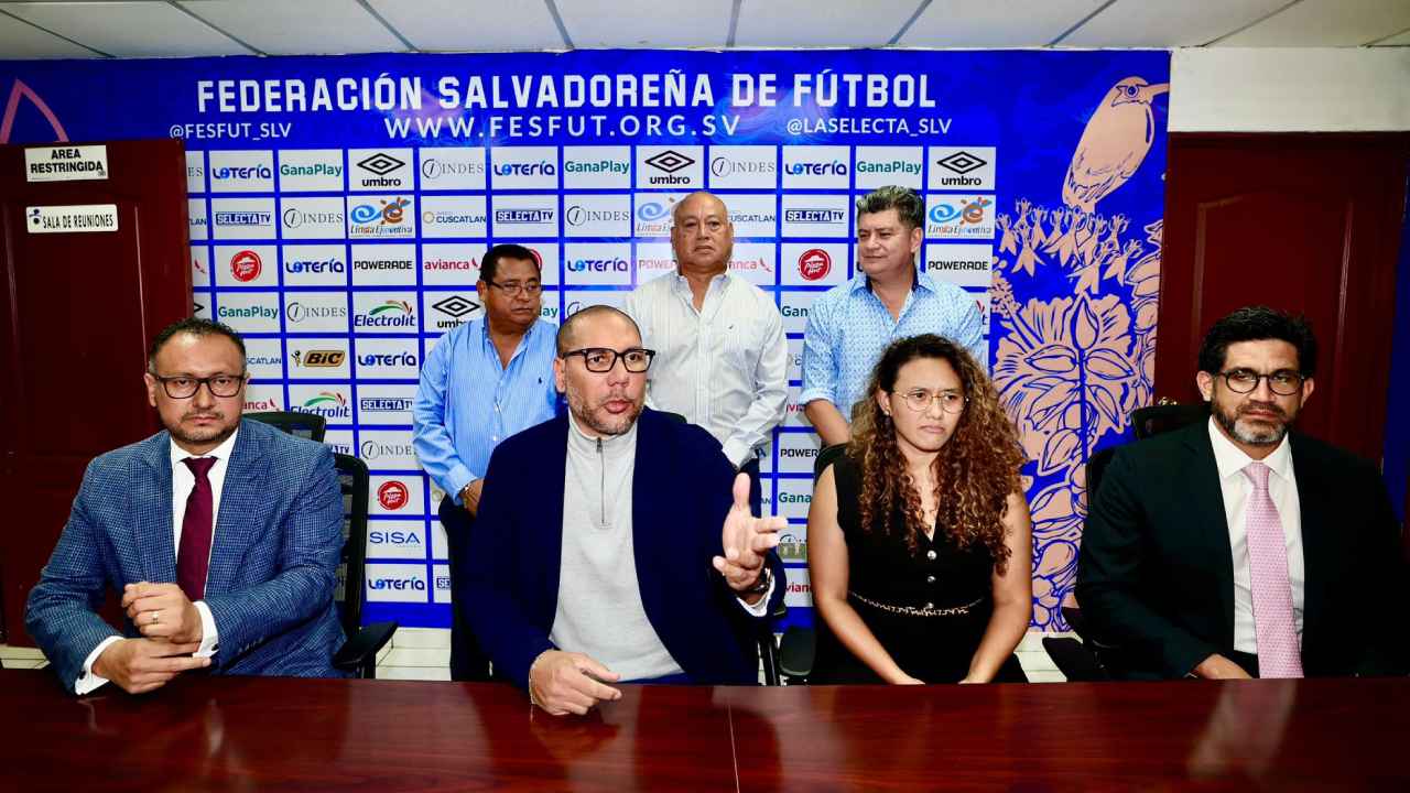 El pasado 5 de noviembre, Yamil Bukele presentó ante la secretaria general de la FESFUT su inscripción como aspirante al nuevo comité ejecutivo de la Federación Salvadoreña de Fútbol. Foto: X