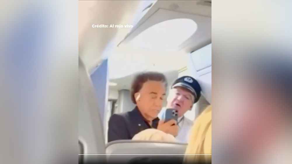 El artista José Luis Rodríguez, El Puma, fue expulsado de un vuelo Quito-Miami tras un altercado con la tripulación. Analizamos por qué la ley aérea ampara la orden del capitán por conducta disruptiva. Imagen: X