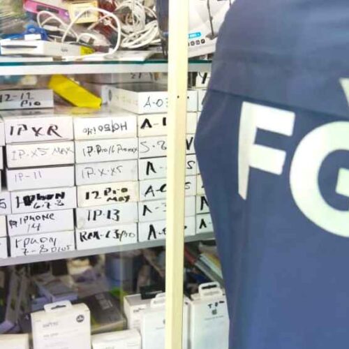 La FGR y la PNC realizan allanamientos en Mejicanos, Ciudad Delgado y Ayutuxtepeque contra negocios que venden repuestos robados y teléfonos ilícitos, propinando un revés al comercio ilegal. Ya se han incautado más de 250 dispositivos. Foto: FGR