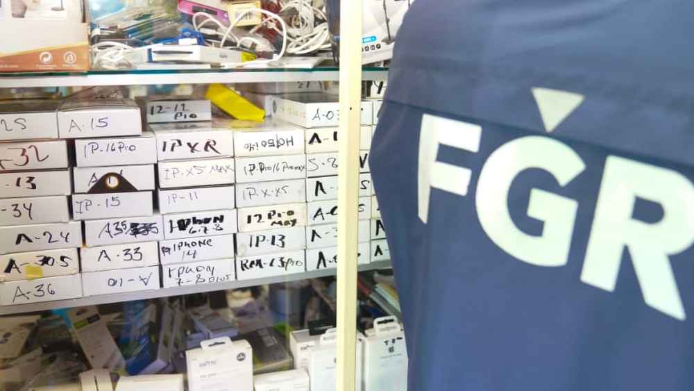 La FGR y la PNC realizan allanamientos en Mejicanos, Ciudad Delgado y Ayutuxtepeque contra negocios que venden repuestos robados y teléfonos ilícitos, propinando un revés al comercio ilegal. Ya se han incautado más de 250 dispositivos. Foto: FGR