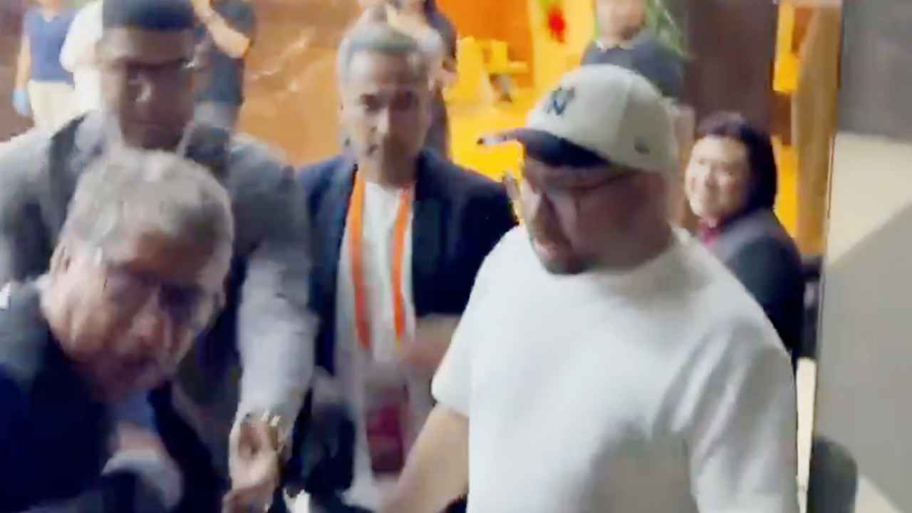 El Salvador eliminado del Mundial 2026. Tras el 3-0 ante Panamá, una aficionada lanzó un duro reclamo a Bolillo Gómez (a la izquierda de anteojos) que provocó el escándalo al ser encarada por un empleado de la FESFUT. El futuro del DT pende de un hilo. Captura de pantalla