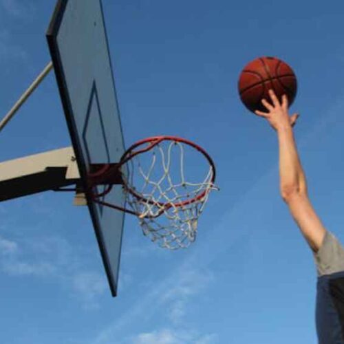 El Salvador acogerá el XIII Campeonato Panamericano de Maxibaloncesto 2026, un evento que espera la llegada de 30 naciones y miles de atletas. La capacidad organizativa y la infraestructura fueron clave para la FIMBA. Foto: Louis Joossens / Pexels