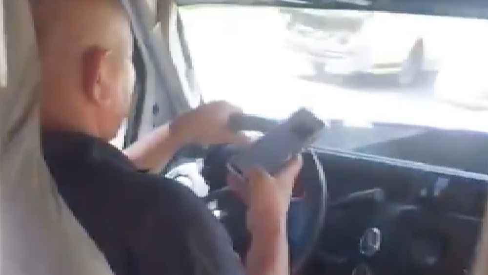 Riesgo en la ruta Zapotitán-Santa Tecla: denuncian a busero de la Ruta 15 por usar el celular al volante, un descuido considerado infracción muy grave que se castiga con multa de $57.14. Captura de pantalla