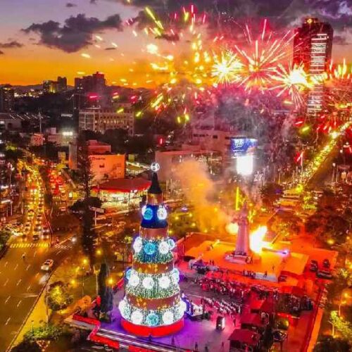El encendido del megaárbol navideño es HOY sábado 29 a las 7:00 p.m. VMT implementó cierres viales masivos. Habrá concierto de Ana Lu Dada. "La Navidad es un tiempo para compartir...", según San Martín. Foto: AMSS / Archivo