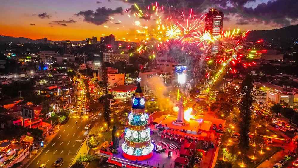 El encendido del megaárbol navideño es HOY sábado 29 a las 7:00 p.m. VMT implementó cierres viales masivos. Habrá concierto de Ana Lu Dada. "La Navidad es un tiempo para compartir...", según San Martín. Foto: AMSS / Archivo
