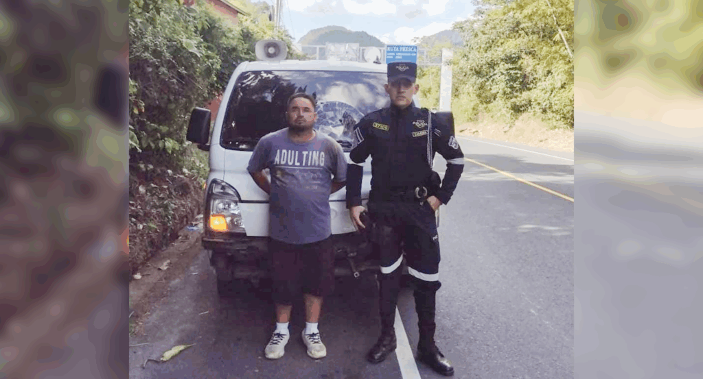 Motociclista resultó lesionado tras ser atropellado por una camioneta en Chalatenango. El conductor fue capturado y remitido por lesiones culposas. Foto: PNCSV.