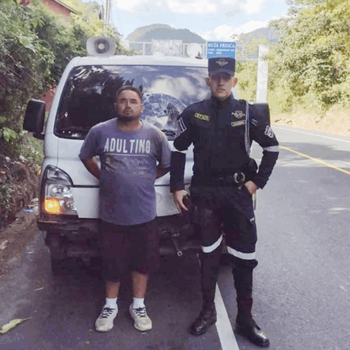 Motociclista resultó lesionado tras ser atropellado por una camioneta en Chalatenango. El conductor fue capturado y remitido por lesiones culposas. Foto: PNCSV.