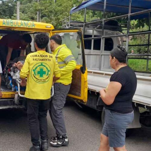 Unidad de Comandos de Salvamento traslada de emergencia a hombre que sufrió una grave caída de árbol y descarga eléctrica en el cantón San Francisco El Dorado, Cabañas. Cortesía.
