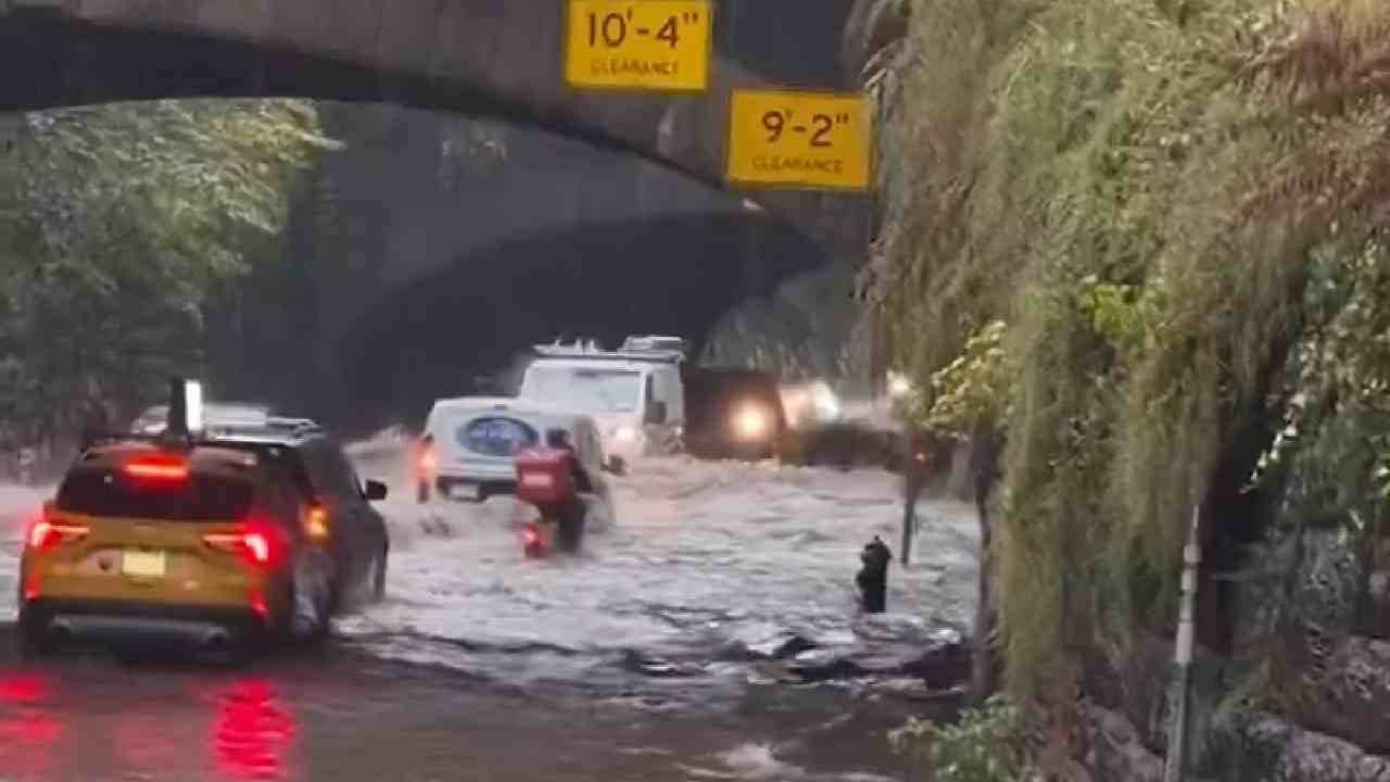 El jueves por la noche, fuertes lluvias de una tormenta intensa dejaron bajo el agua las calles del Central Park en Nueva York. Captura de pantalla / @accuweather