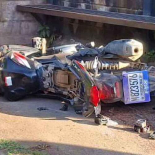 Agentes de la División de Tránsito de la PNC inspeccionan la escena tras una fuerte colisión entre una motocicleta y un vehículo en la carretera antigua de Santa Ana. Foto: Cortesía.