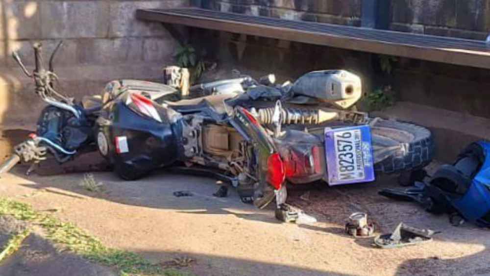Agentes de la División de Tránsito de la PNC inspeccionan la escena tras una fuerte colisión entre una motocicleta y un vehículo en la carretera antigua de Santa Ana. Foto: Cortesía.