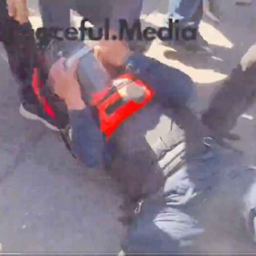 Manifestantes derriban a un policía para atacarlo en una turba. Protesta de la Generación Z en la CDMX el 15 de noviembre de 2025: enfrentamientos, demandas de cambio y una multitud en el Zócalo. #GeneraciónZ #México" Captura de pantalla.