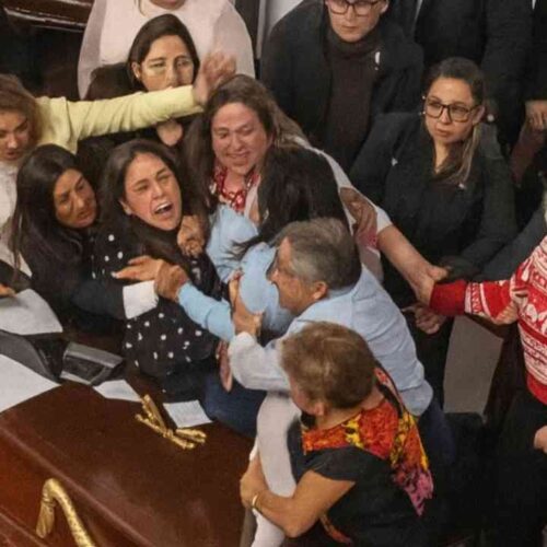 Escándalo político en México: La disputa por la transparencia se desbordó en el Congreso de CDMX. Diputadas de Morena y el PAN se agredieron físicamente, frenando la discusión sobre la extinción del InfoCDMX. Imagen reconstruida con IA.