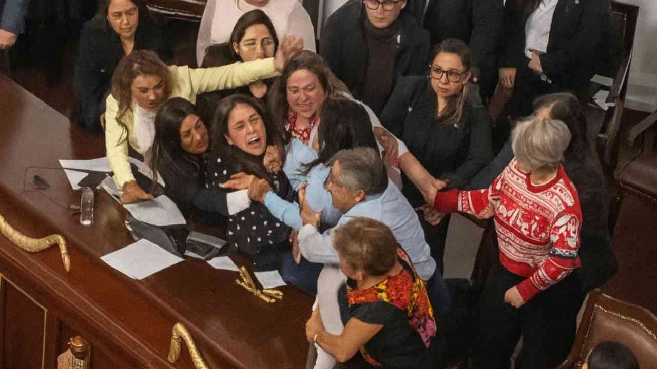 Escándalo político en México: La disputa por la transparencia se desbordó en el Congreso de CDMX. Diputadas de Morena y el PAN se agredieron físicamente, frenando la discusión sobre la extinción del InfoCDMX. Imagen reconstruida con IA.