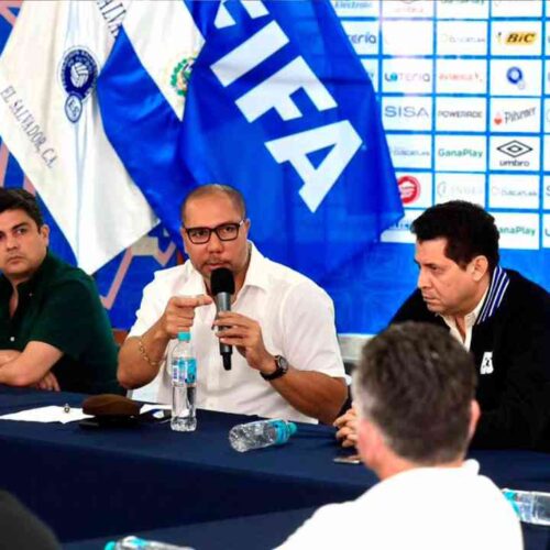 El presidente Yamil Bukele y los Seleccionadores nacionales en la cumbre de FESFUT, estableciendo el nuevo ADN de juego. Foto: Fesfut