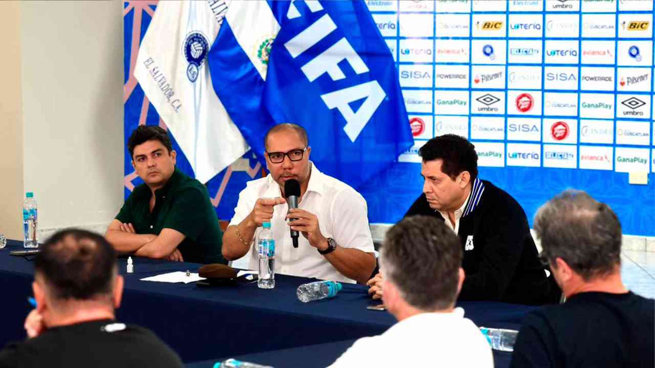 El presidente Yamil Bukele y los Seleccionadores nacionales en la cumbre de FESFUT, estableciendo el nuevo ADN de juego. Foto: Fesfut