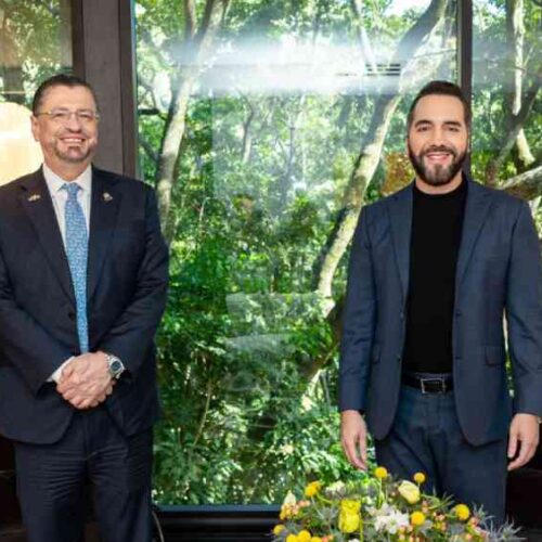Los presidentes Nayib Bukele y Rodrigo Chaves se reunieron en Coatepeque para dialogar sobre cooperación y el modelo Bukele de seguridad. Foto: Casa Presidencial.