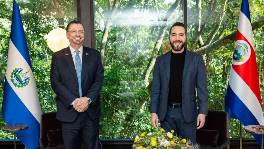 Los presidentes Nayib Bukele y Rodrigo Chaves se reunieron en Coatepeque para dialogar sobre cooperación y el modelo Bukele de seguridad. Foto: Casa Presidencial.
