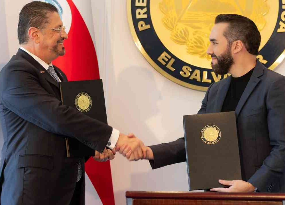 El Salvador y Costa Rica firman la Declaración de Coatepeque, formalizando la Alianza Escudo de las Américas. La iniciativa busca coordinar esfuerzos para combatir la criminalidad transnacional, como el narcotráfico y la trata de personas. Foto: Casa Presidencial