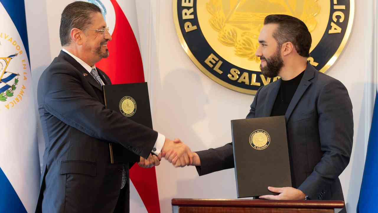 El Salvador y Costa Rica firman la Declaración de Coatepeque, formalizando la Alianza Escudo de las Américas. La iniciativa busca coordinar esfuerzos para combatir la criminalidad transnacional, como el narcotráfico y la trata de personas. Foto: Casa Presidencial