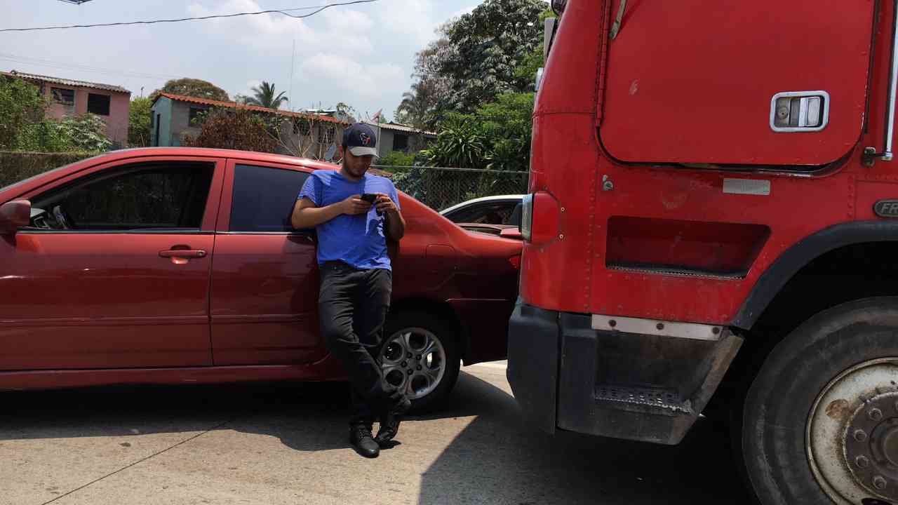 Accidentes graves, incluyendo la colisión de rastras y un motociclista, se combinaron para generar un caos vehicular masivo y una intensa congestión vehicular en San Salvador durante la tarde de viernes. Archivo.