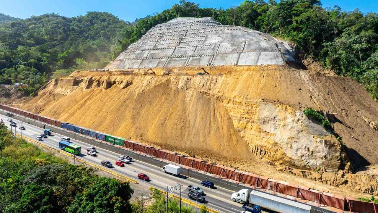 El VMT informó un cierre temporal total en ambos sentidos del tramo Los Chorros, en la carretera Panamericana, a la altura de TADISA. La restricción será el domingo 14 de diciembre, a partir de la 1:00 a.m., y durará solo una hora por trabajos de voladura de talud. Foto: Archivo