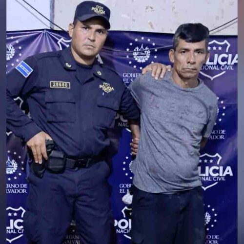 Hombre de 50 años fue capturado en Santa Isabel Ishuatán por el homicidio de su hijo, a quien atacó con un corvo. La pareja del victimario también resultó herida. Foto: PNC