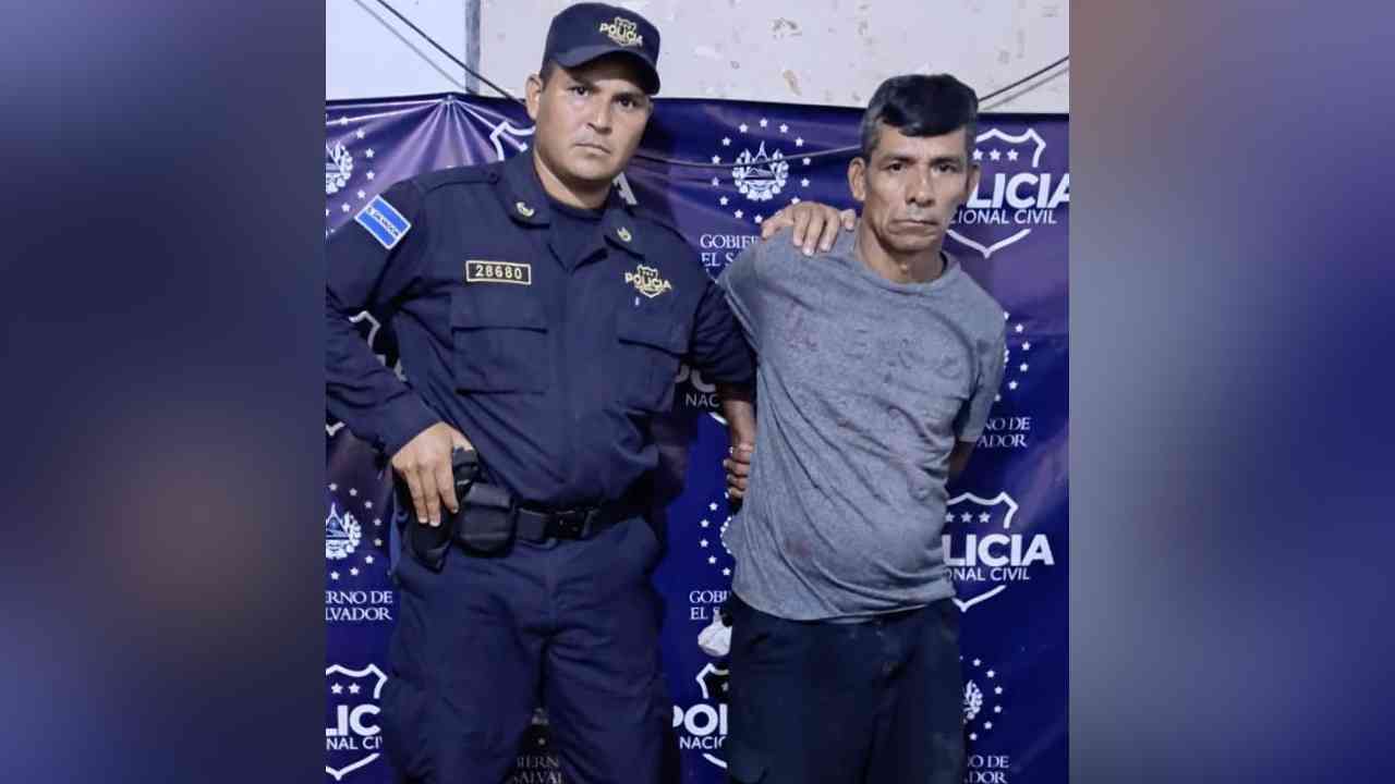 Hombre de 50 años fue capturado en Santa Isabel Ishuatán por el homicidio de su hijo, a quien atacó con un corvo. La pareja del victimario también resultó herida. Foto: PNC