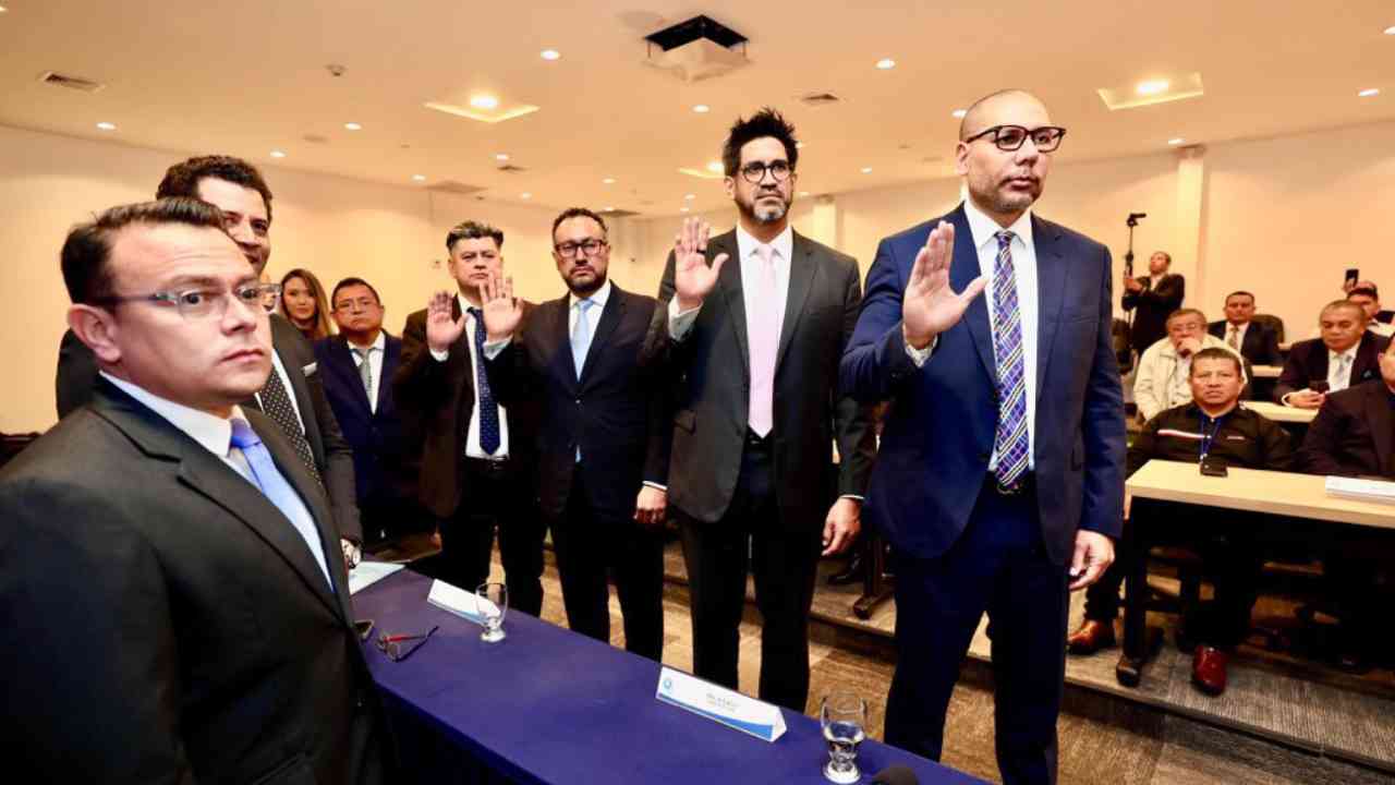 Yamil Bukele, expresidente del INDES, asume la FESFUT con promesas de "reingeniería total" y modernización para un fútbol salvadoreño en crisis. Conoce los detalles de su elección por aclamación y su plan de trabajo. Foto: Cortesía